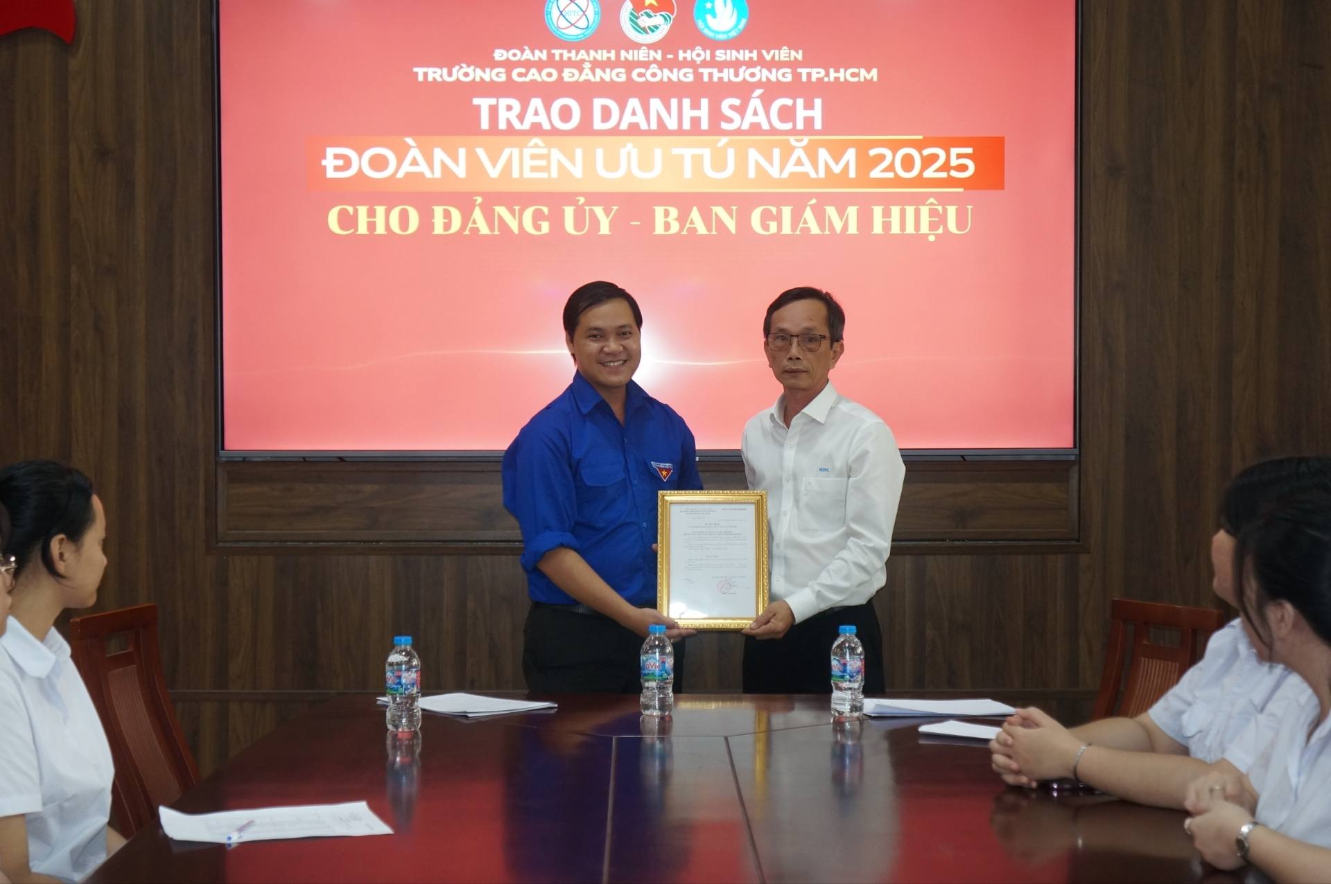 TRAO DANH SÁCH, GIỚI THIỆU ĐOÀN VIÊN ƯU TÚ CHO ĐẢNG ỦY – BAN GIÁM HIỆU