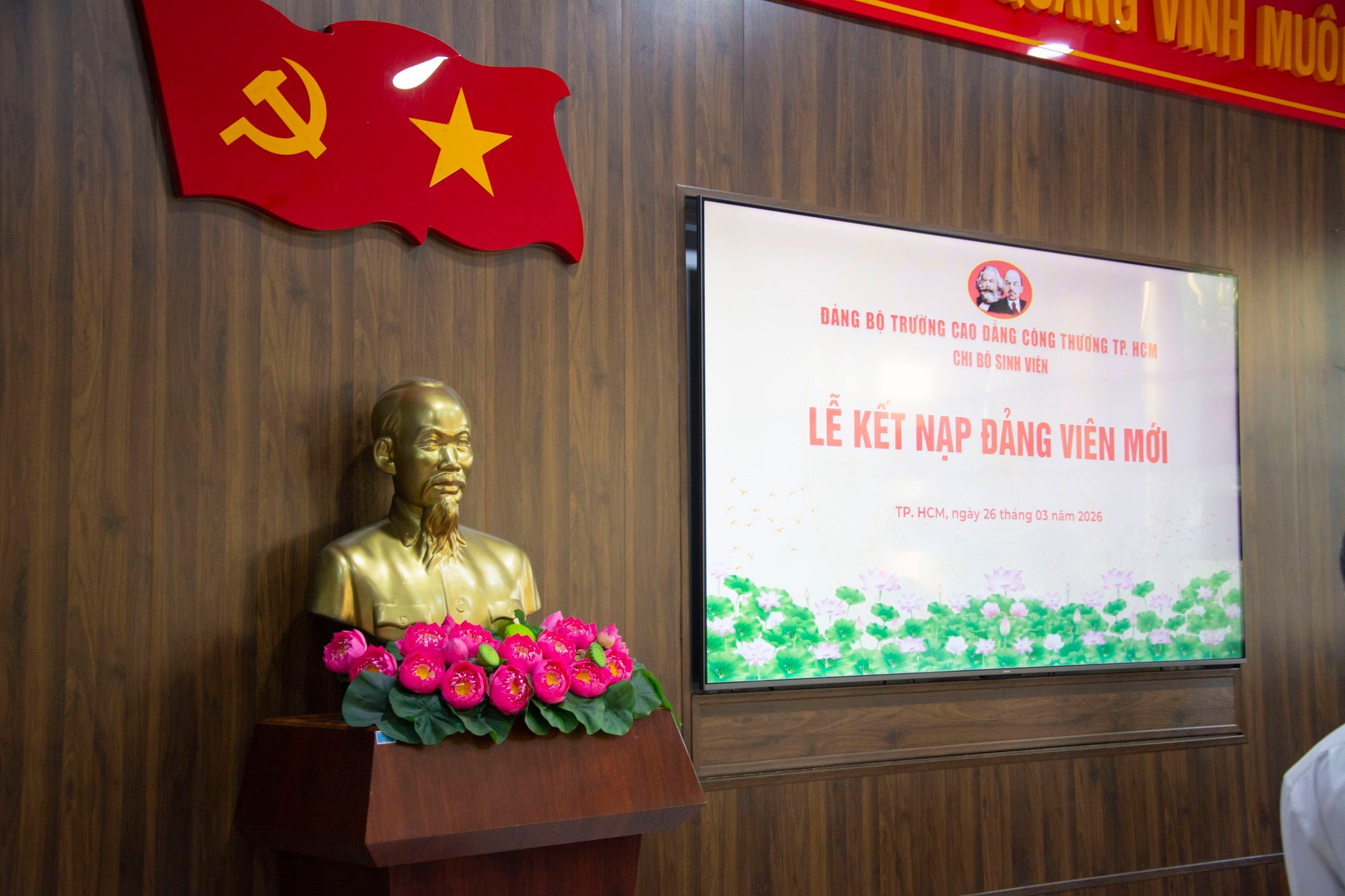LỄ KẾT NẠP ĐẢNG VIÊN – DẤU MỐC TỰ HÀO CỦA TUỔI TRẺ HITC